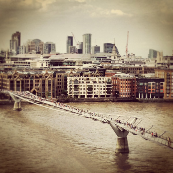 Utsikt från The Tate Modern ut mot City of London och Millenium Bridge